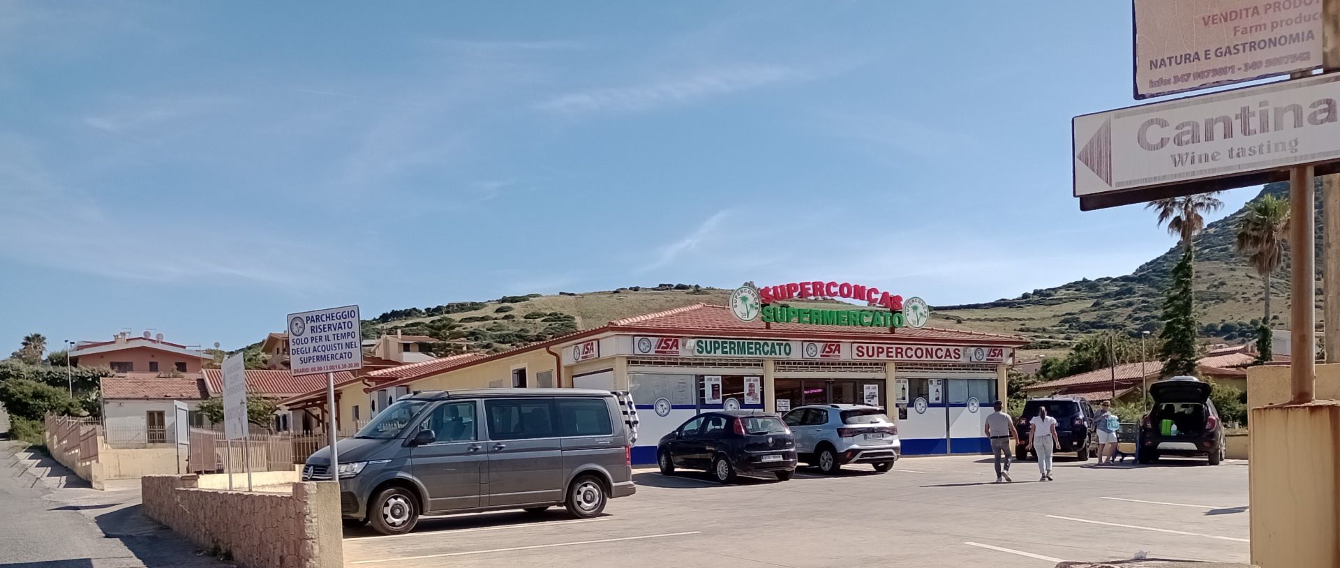 Market Superconcas v La Ciacci - otevreno do 18.00! Menší obchod s potravinami, postačí pro menší nákup.
